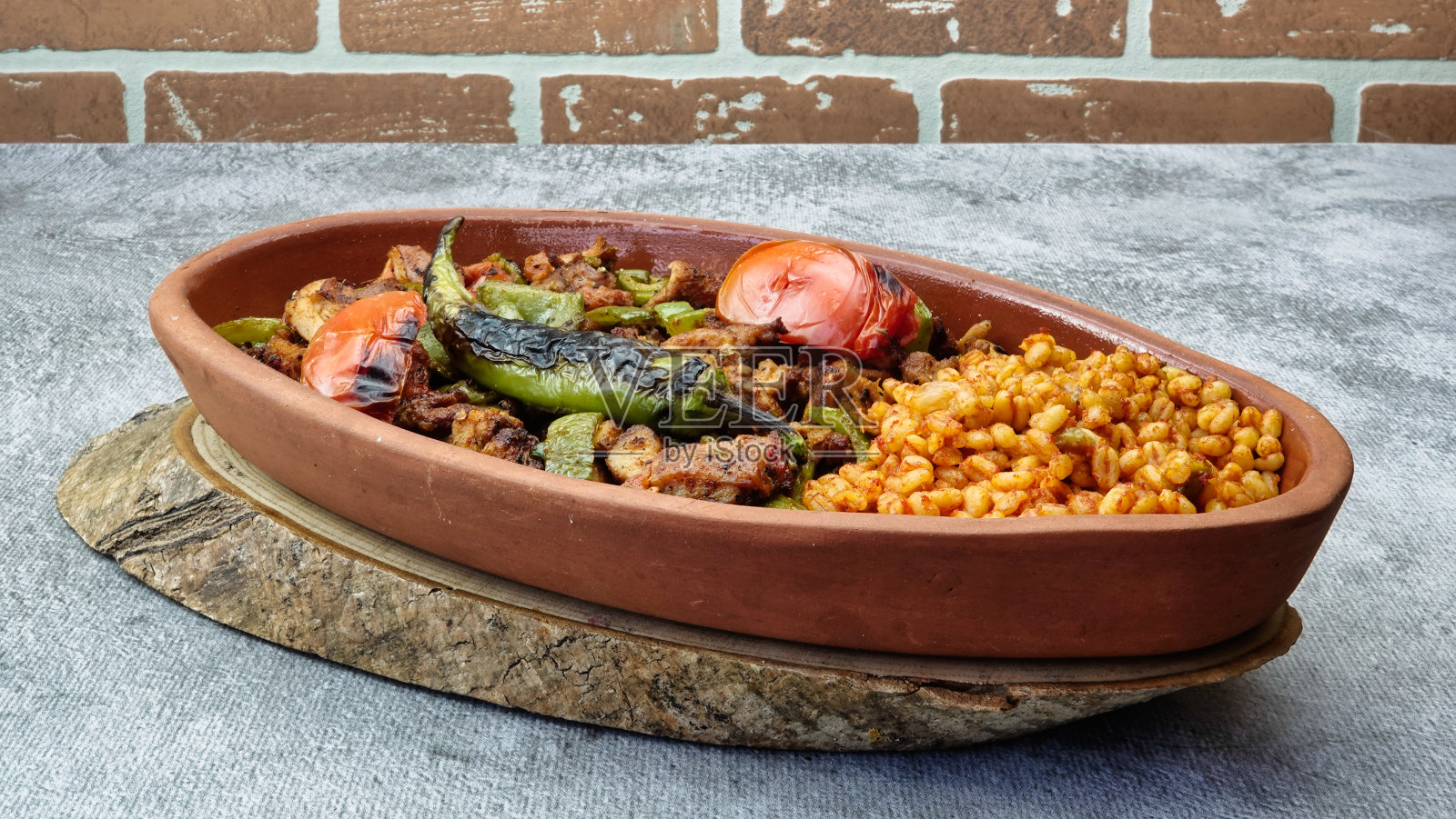 土耳其烤鸡串称为穆杜努烤鸡串，配以蔬菜，碎肉抓饭盛在陶瓷盘中照片摄影图片