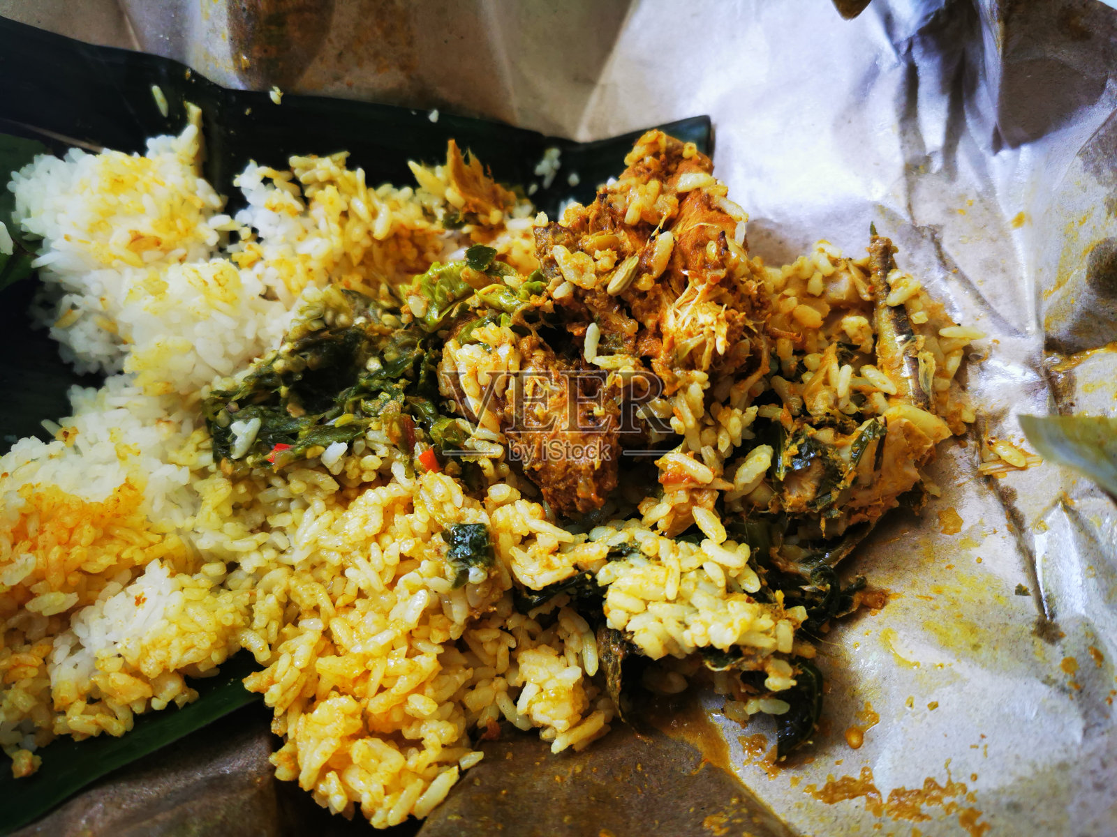 午餐菜单上的一盒有蔬菜和烤鸡的印尼饭照片摄影图片