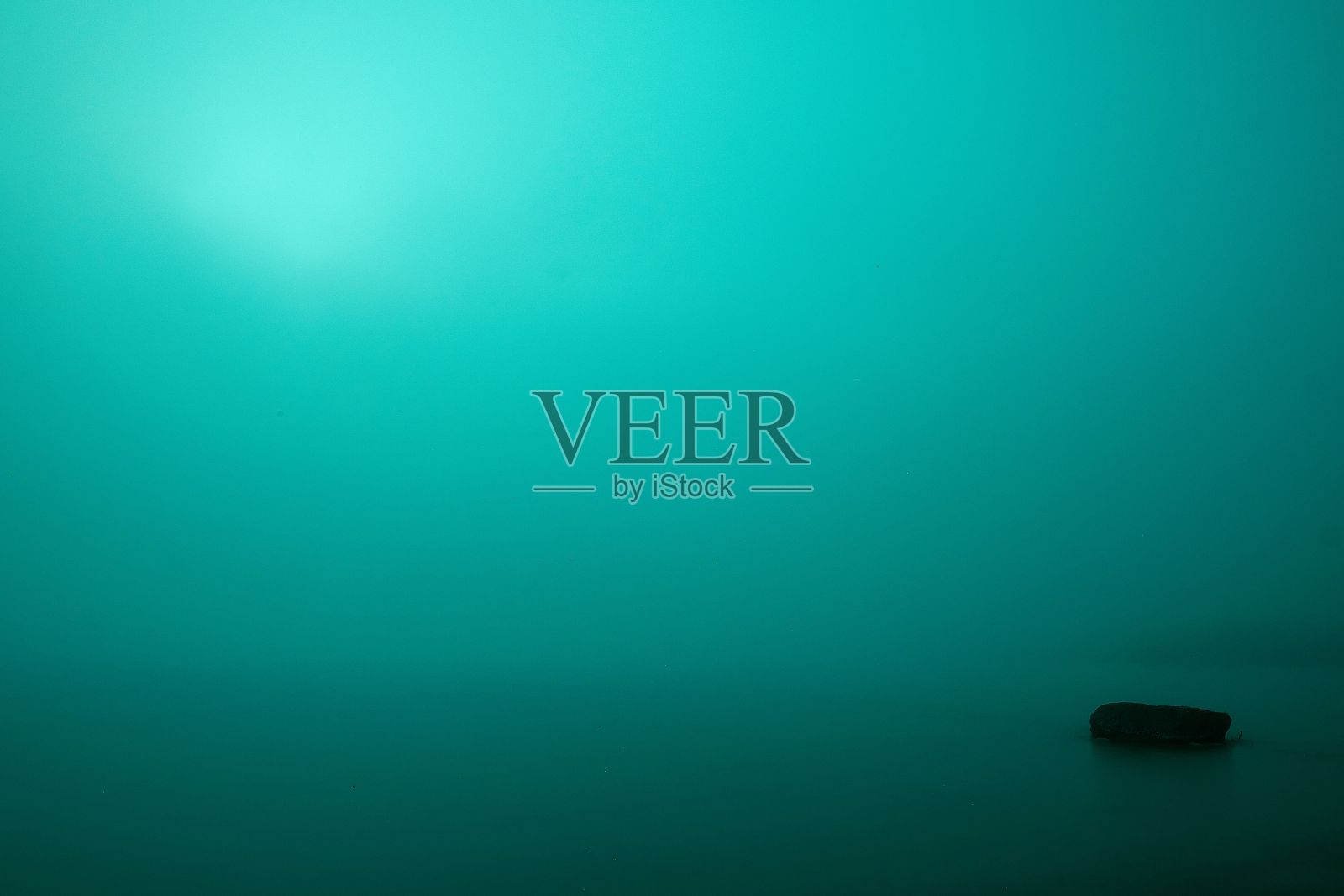 休伦湖上雾蒙蒙的夜晚的极简风景照片摄影图片