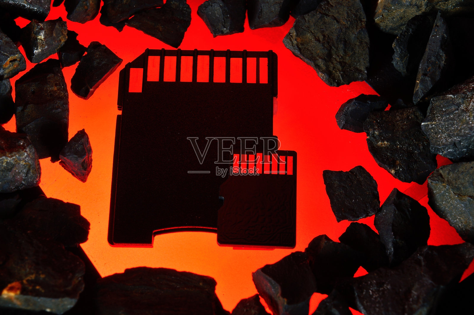 micro sd卡躺在热炭上。特写镜头。照片摄影图片