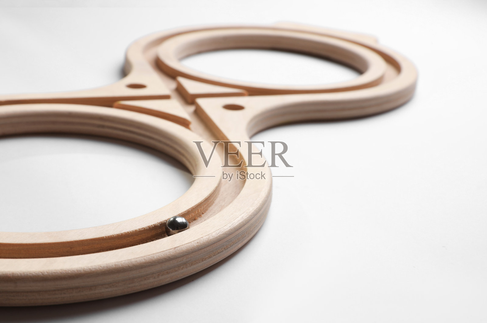 白色背景的迷宫平衡板，特写。蒙特梭利玩具照片摄影图片