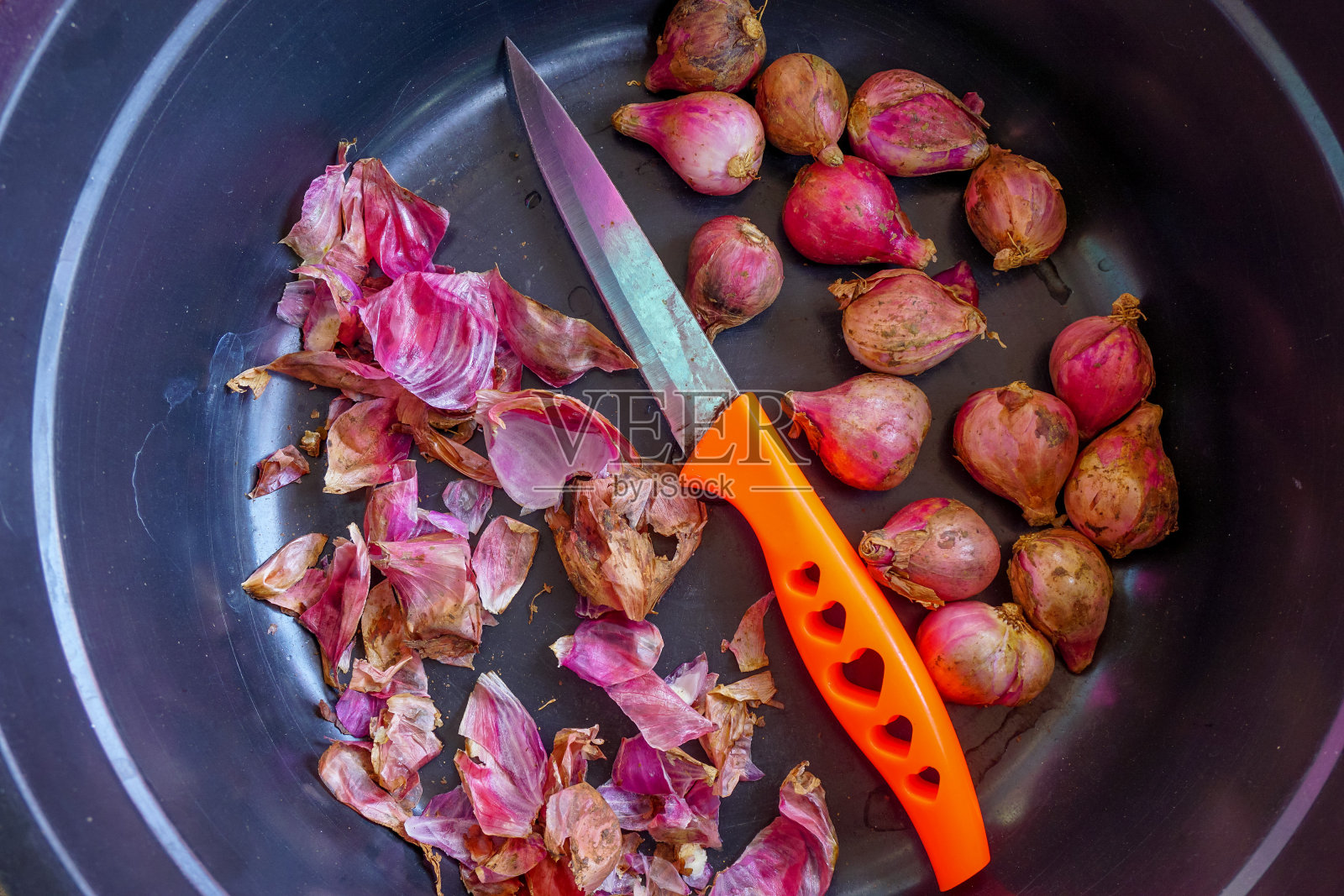 青葱和刀放在塑料盆上。准备做饭。照片摄影图片