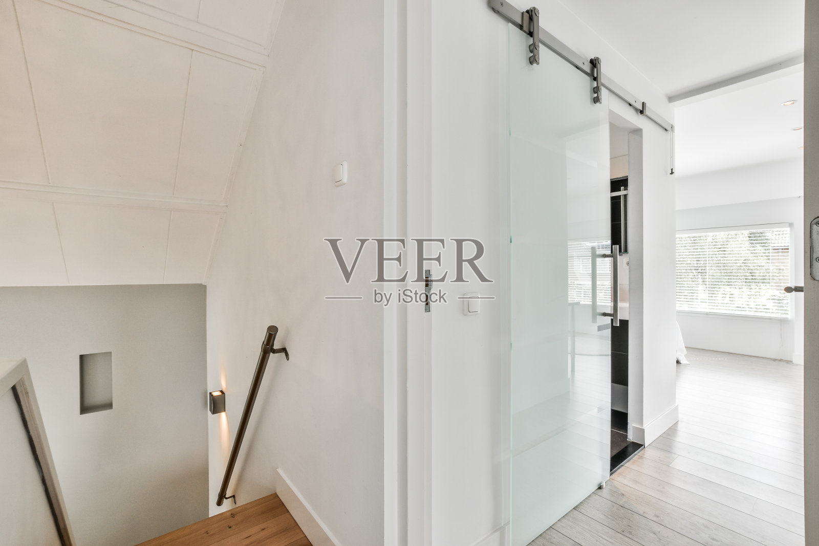 一栋现代住宅的二楼走廊内部照片摄影图片