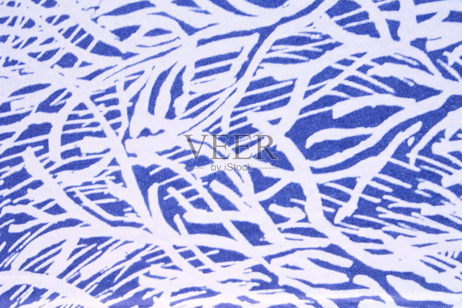 抽象纸白色几何不对称纹理条纹表面线在蓝色背景照片摄影图片