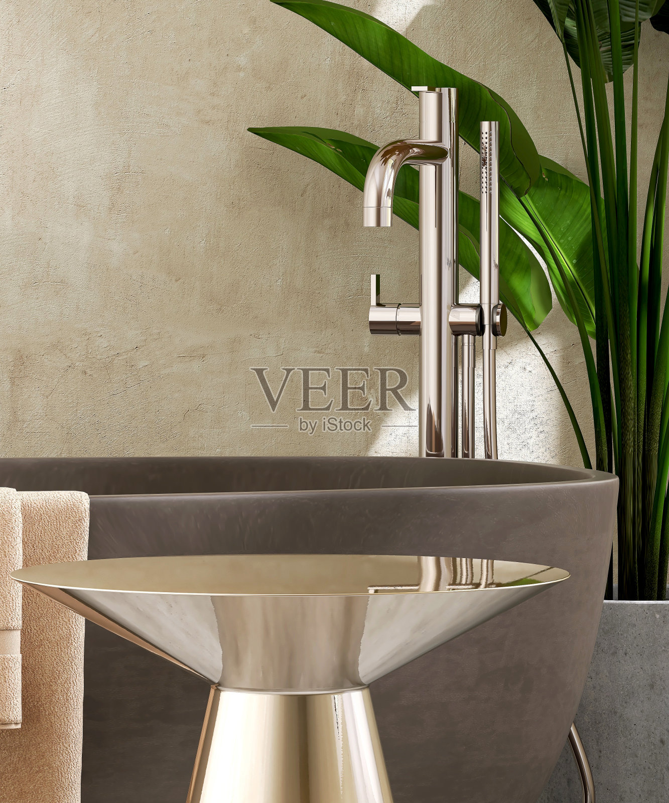 金色黄铜金属边桌在豪华设计浴室的棕色浴缸和热带香蕉树与斑驳的阳光从窗户和米色水泥墙上的叶影照片摄影图片