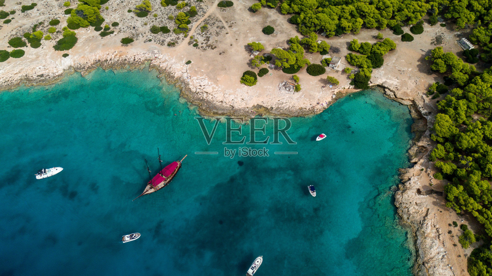 希腊的绿色半岛，附近有游艇和船只照片摄影图片