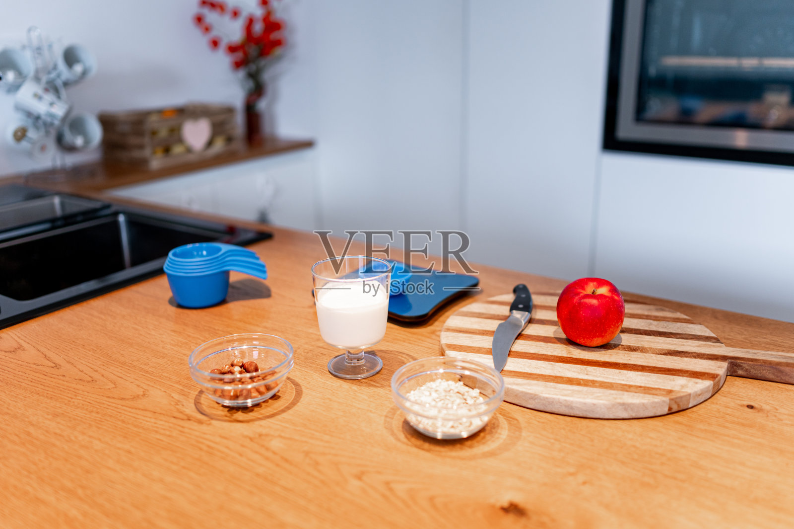 健康膳食的食材就在厨房柜台上照片摄影图片