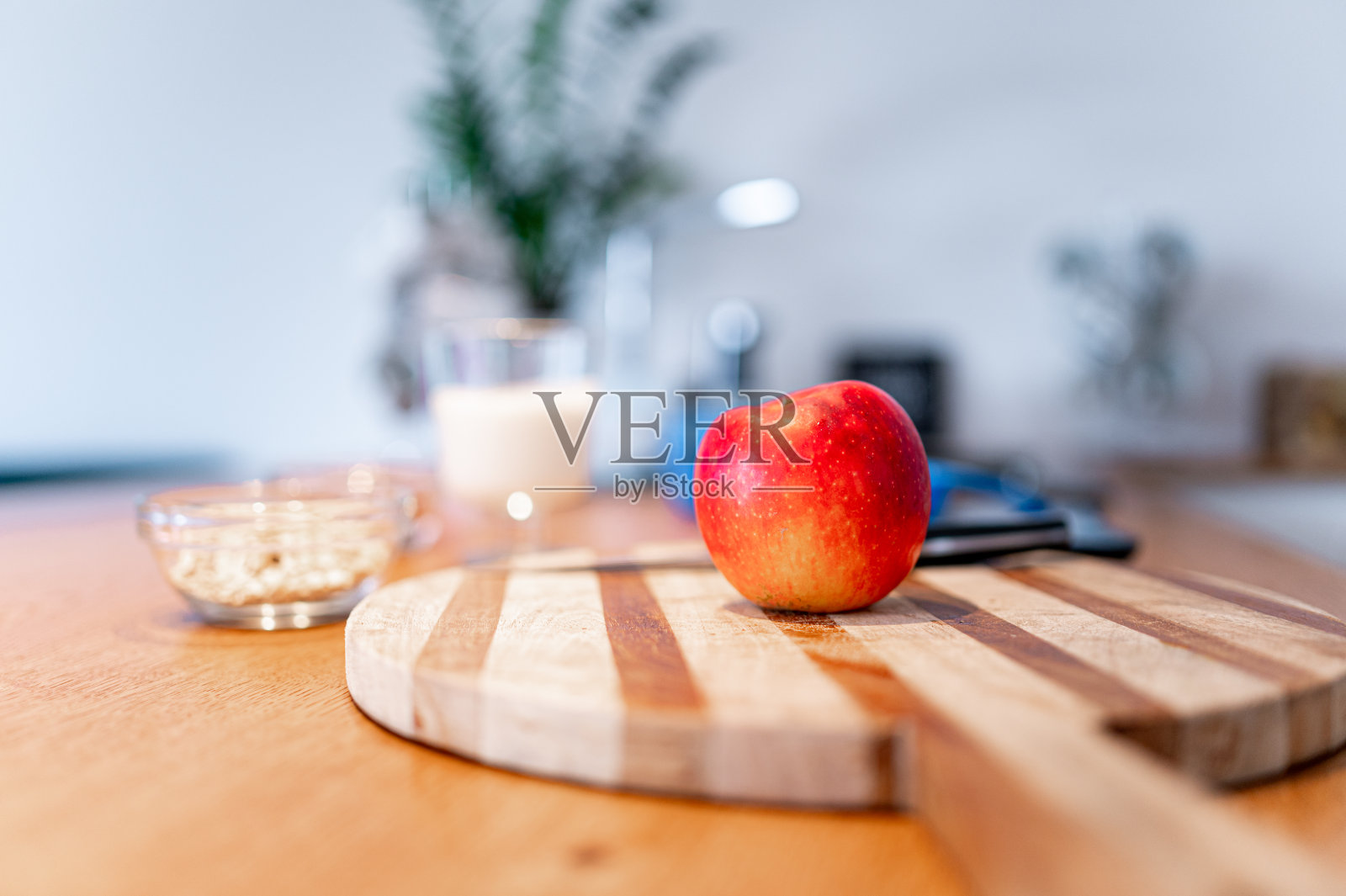 砧板上的苹果照片摄影图片