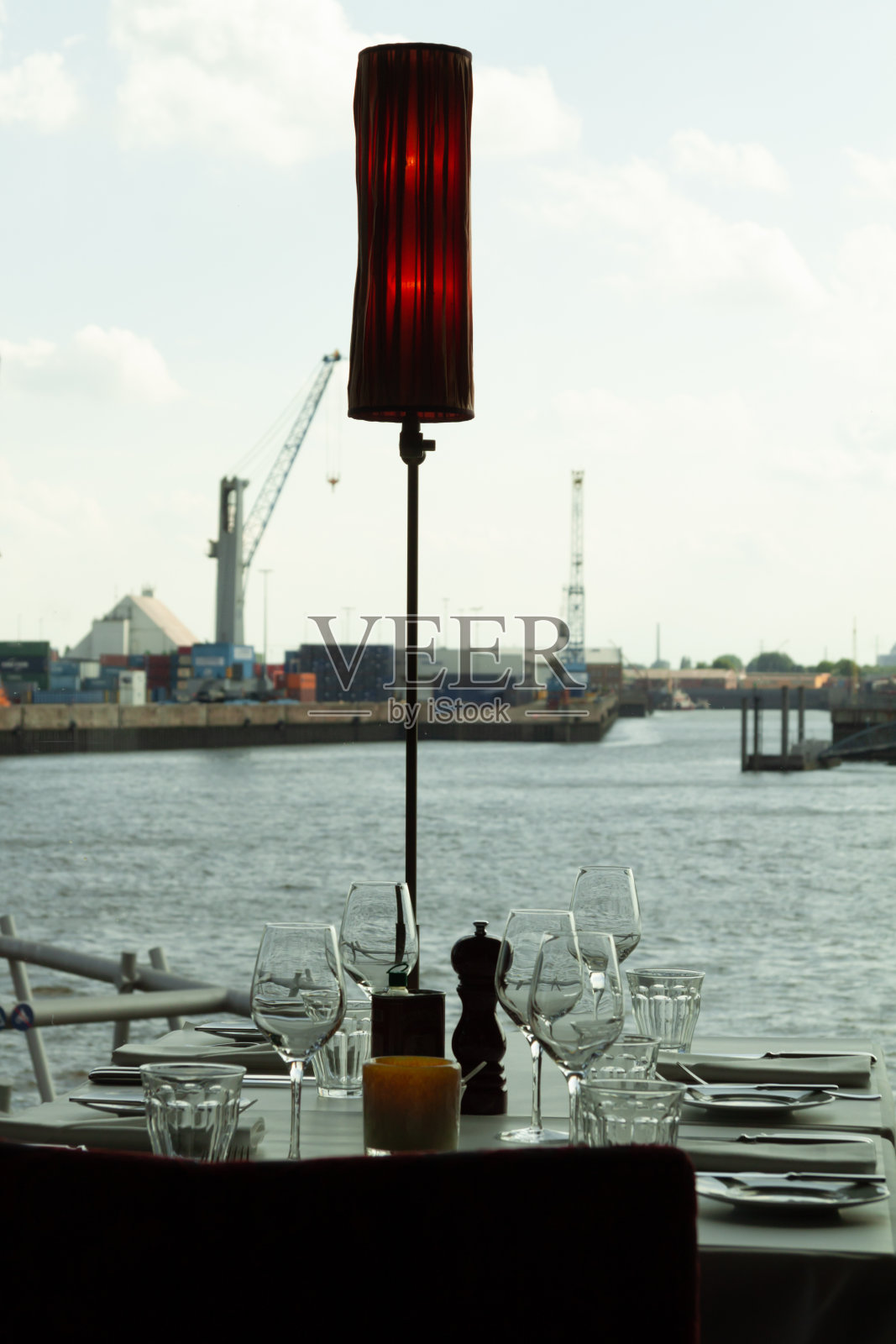 可以看到海港的餐桌照片摄影图片