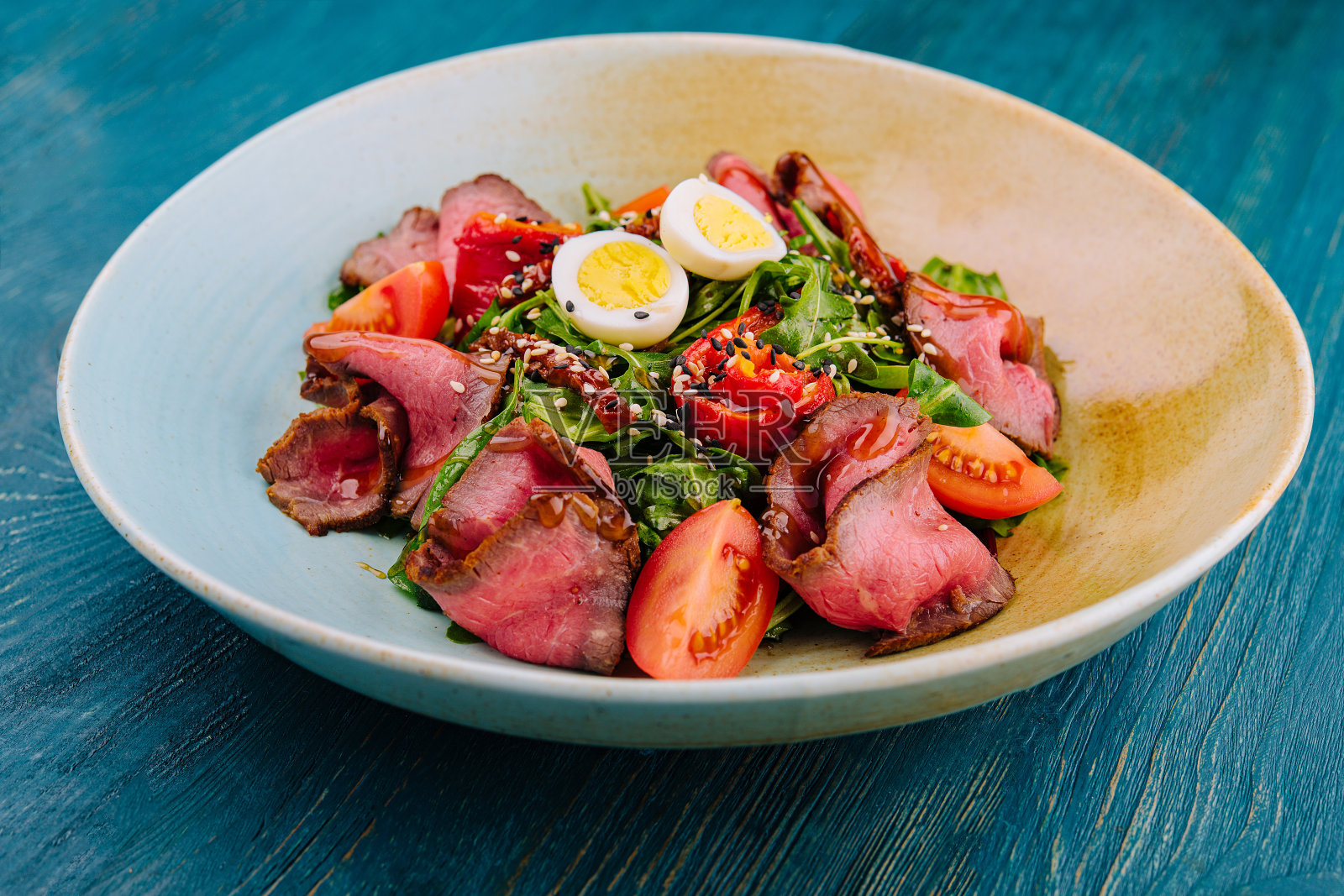 小牛肉肉片配芝麻菜和鸡蛋照片摄影图片