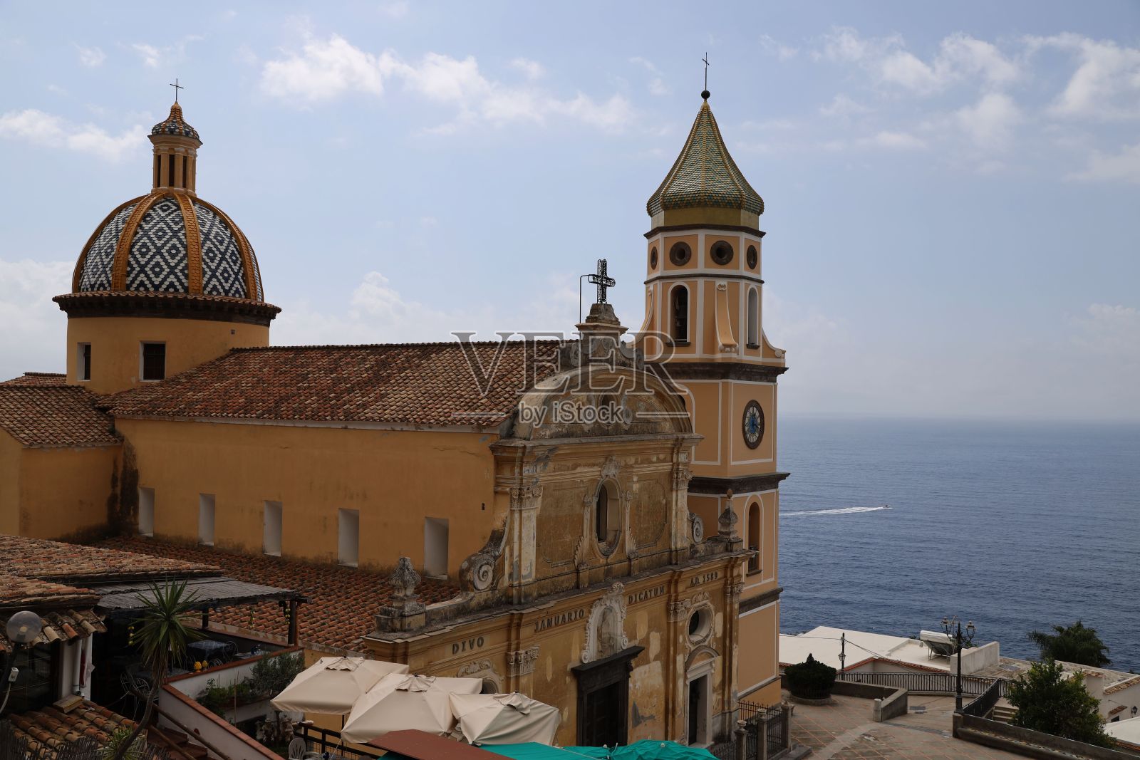 文艺复兴圣詹纳罗教堂，位于意大利阿马尔菲海岸的普赖亚诺，背景是大海照片摄影图片