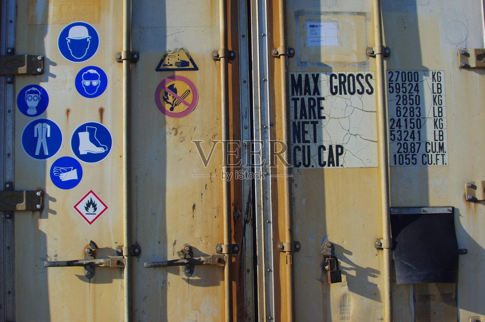 工业建筑工地上的一堆蓝色警告标志照片摄影图片