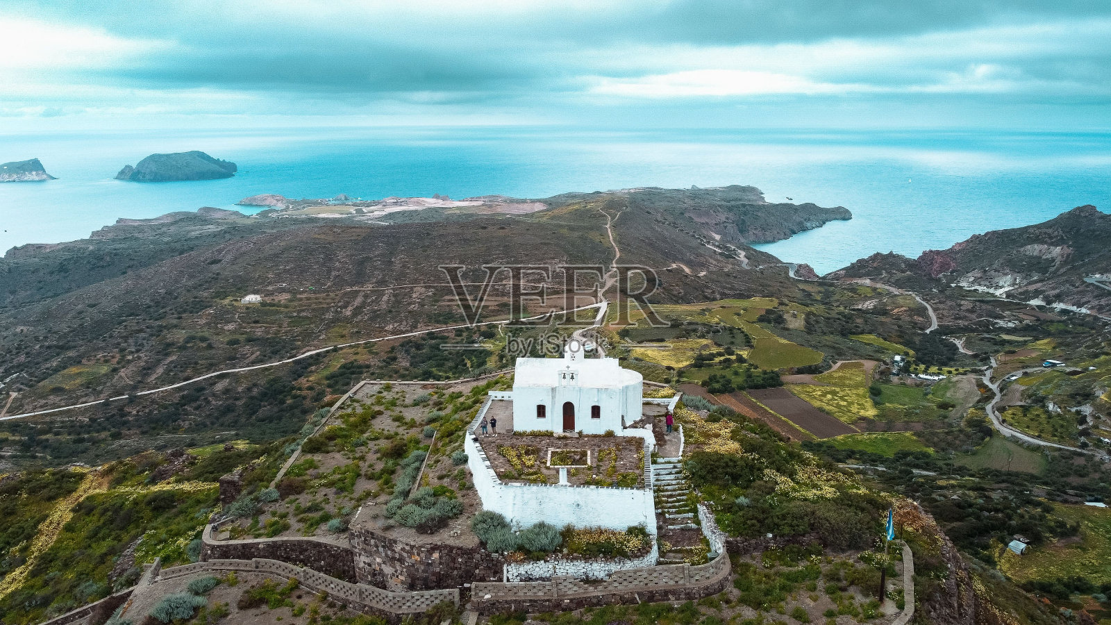 希腊普拉卡城堡俯瞰大海的鸟瞰图。照片摄影图片