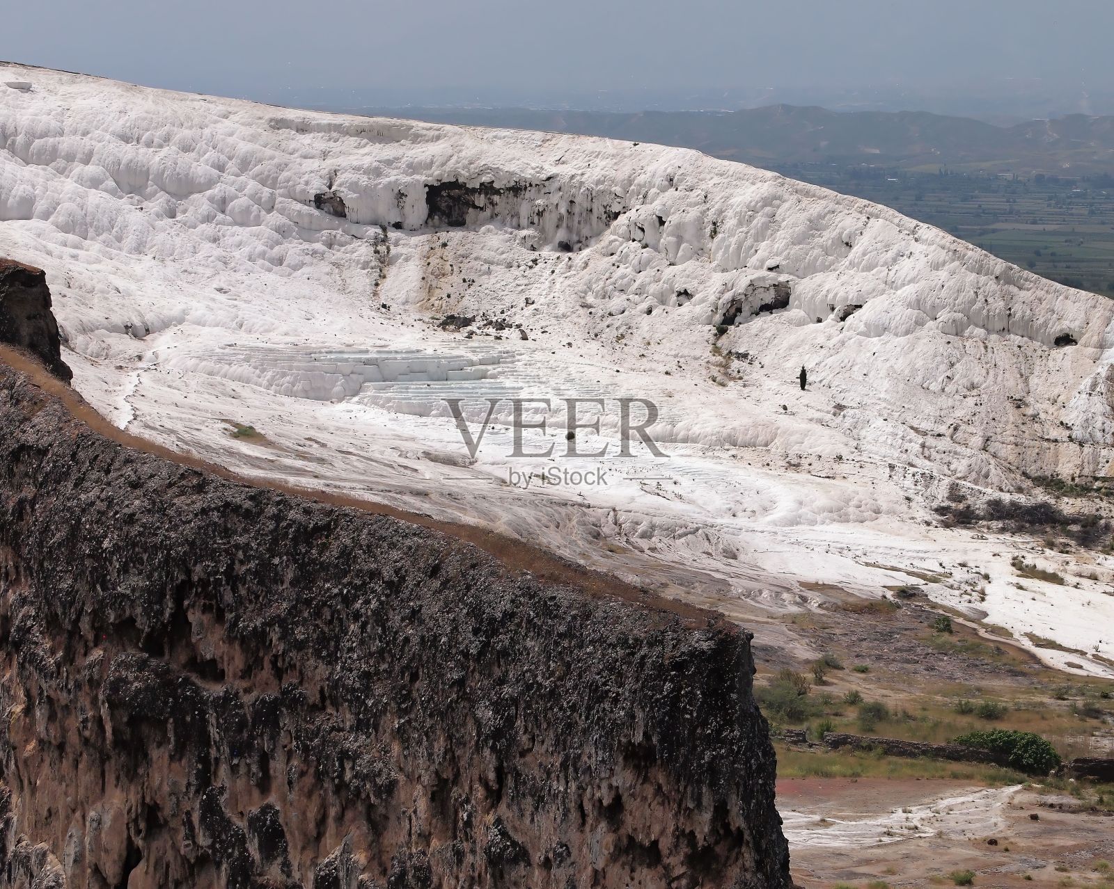 土耳其Pamukkale温泉池中巨大的白色和黑色岩石为凉爽的背景照片摄影图片
