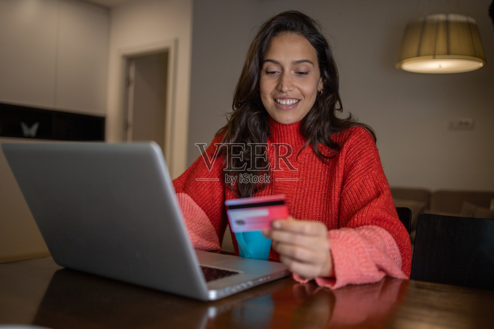 快乐的女人在网上购物照片摄影图片