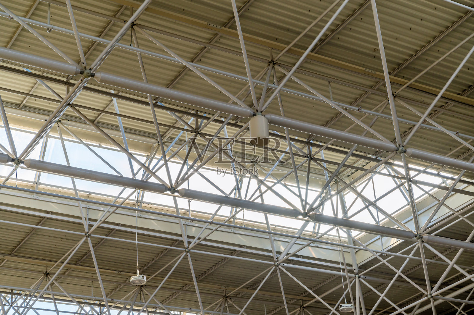 大型大厅中带有天窗的复杂屋顶结构照片摄影图片