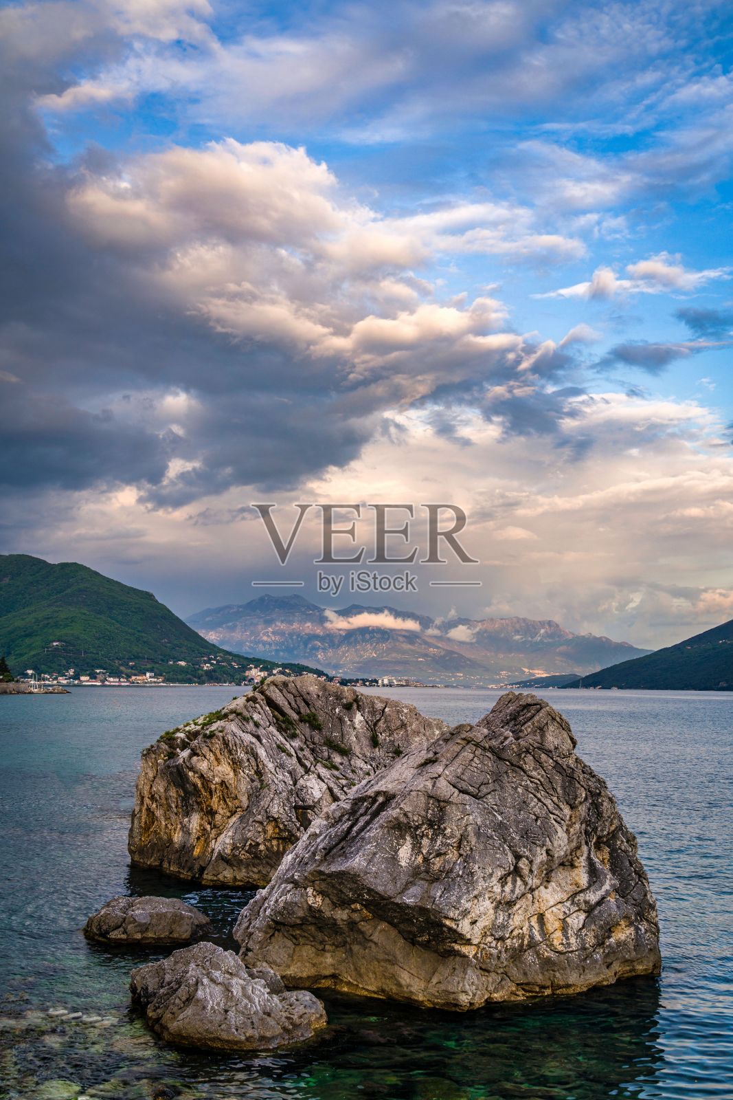 美丽的海景与平静的水和岩层在科托尔湾，黑山照片摄影图片