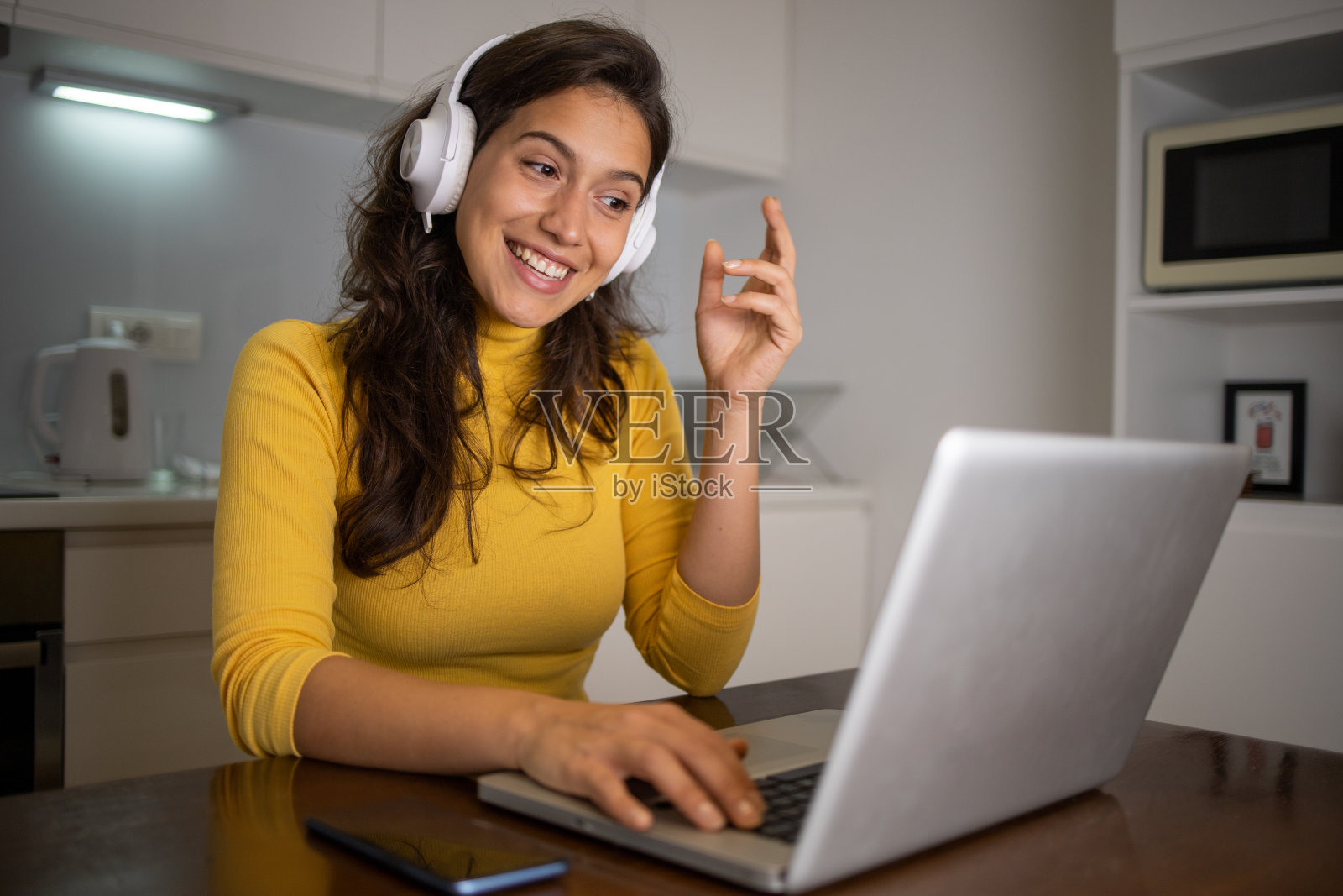 在家工作的女性照片摄影图片