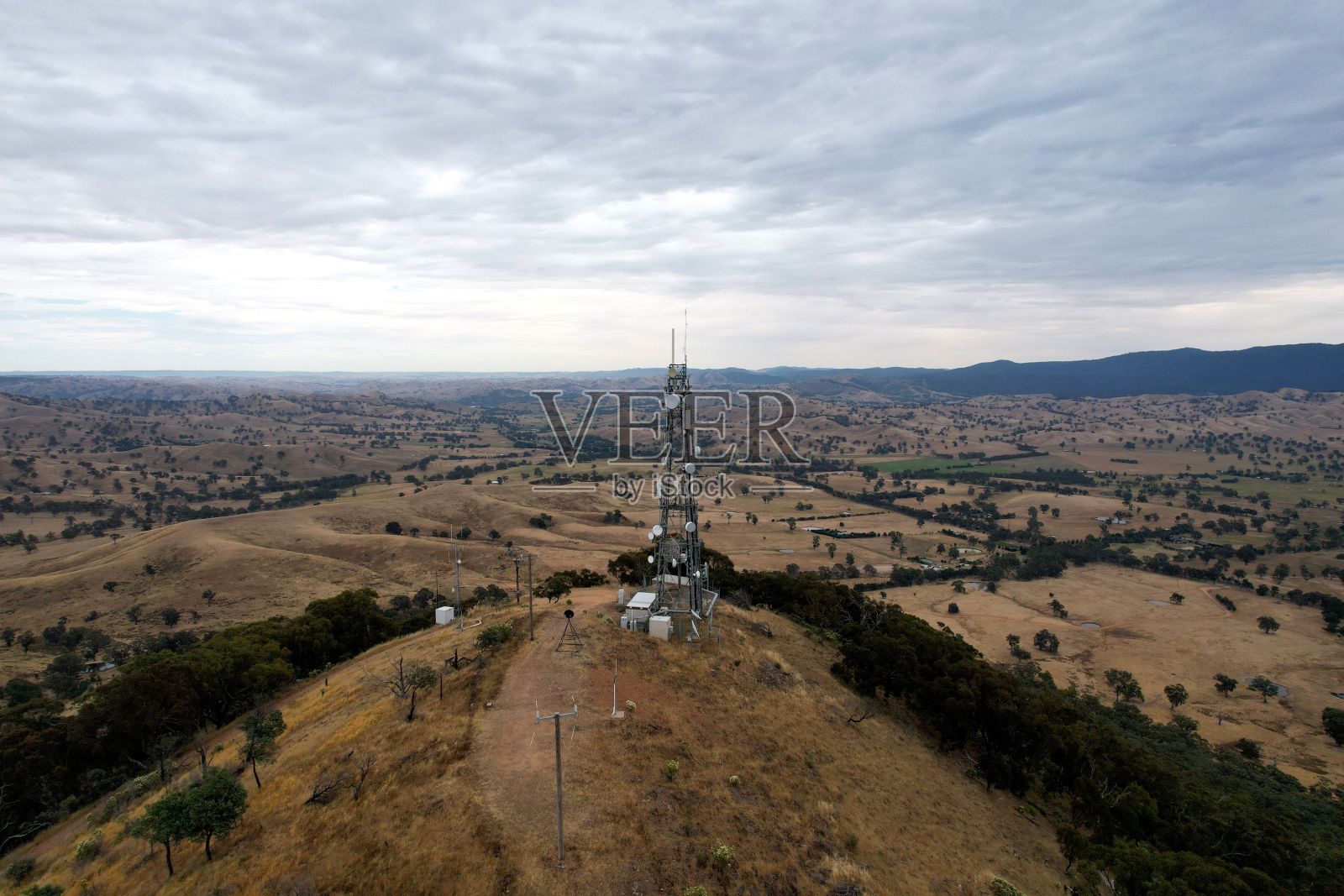无人机拍摄的澳大利亚维多利亚州一座山上的电信塔照片摄影图片