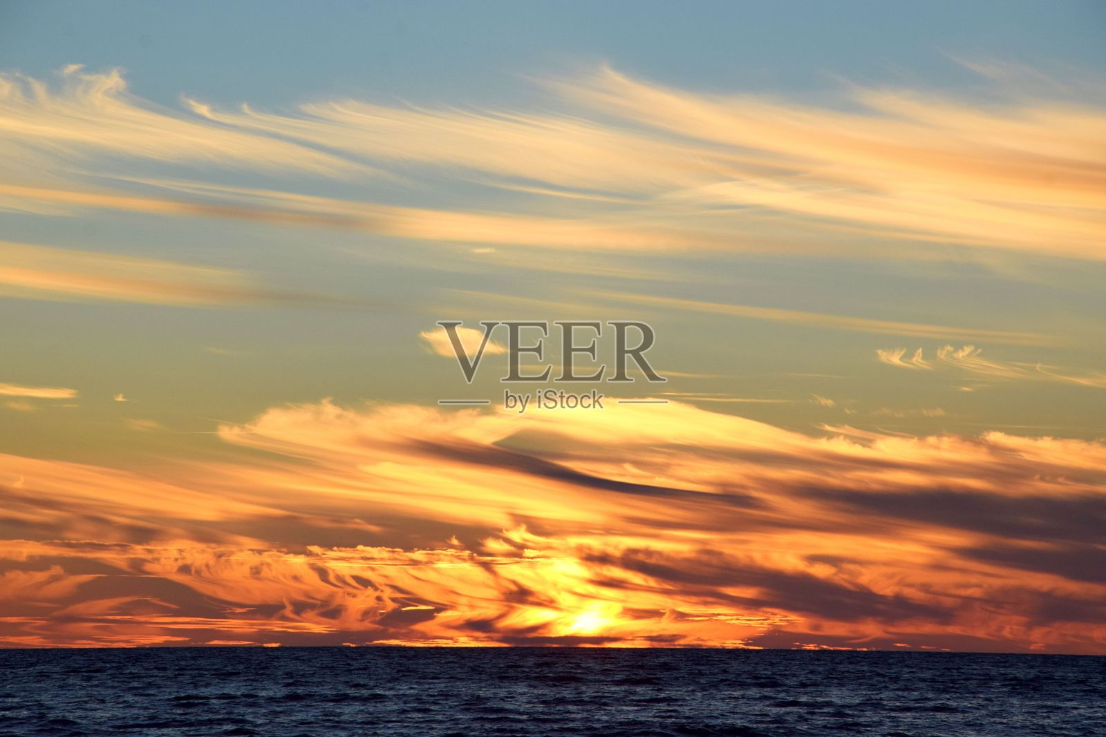 以落日为背景的宁静的海洋风景照片摄影图片