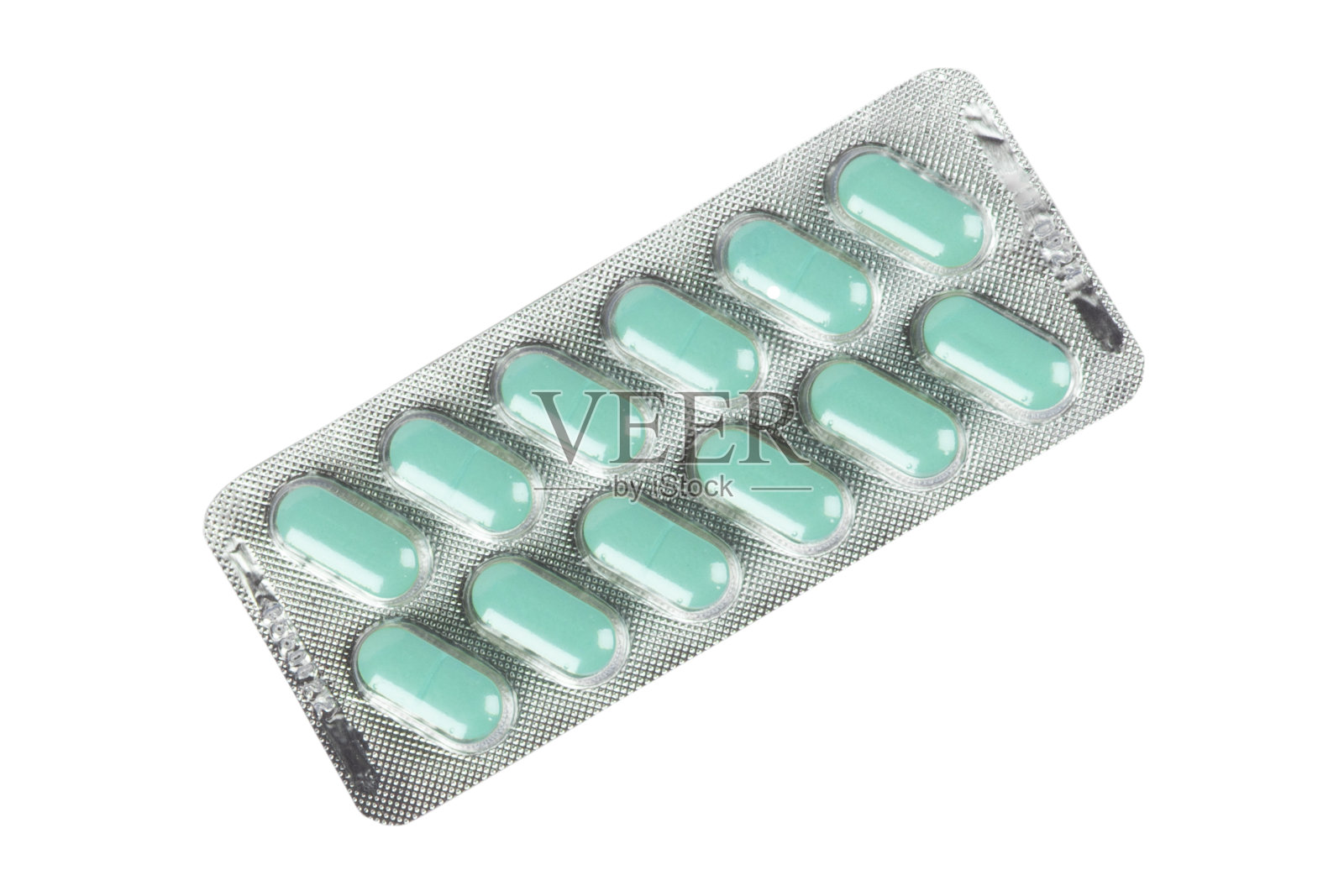 微距镜头堆绿色药片在水泡包装隔离在白色背景。铝箔吸塑包装。药丸和药品接近。卫生保健。片的背景照片摄影图片