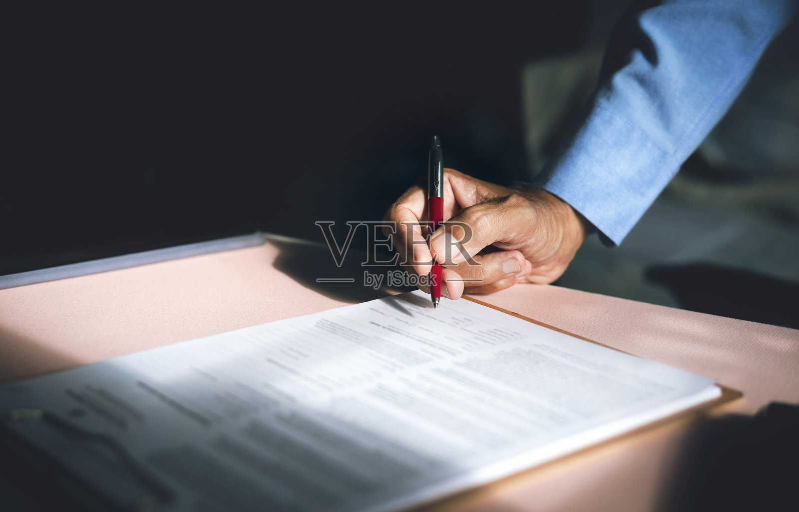 商务人士签订合同照片摄影图片