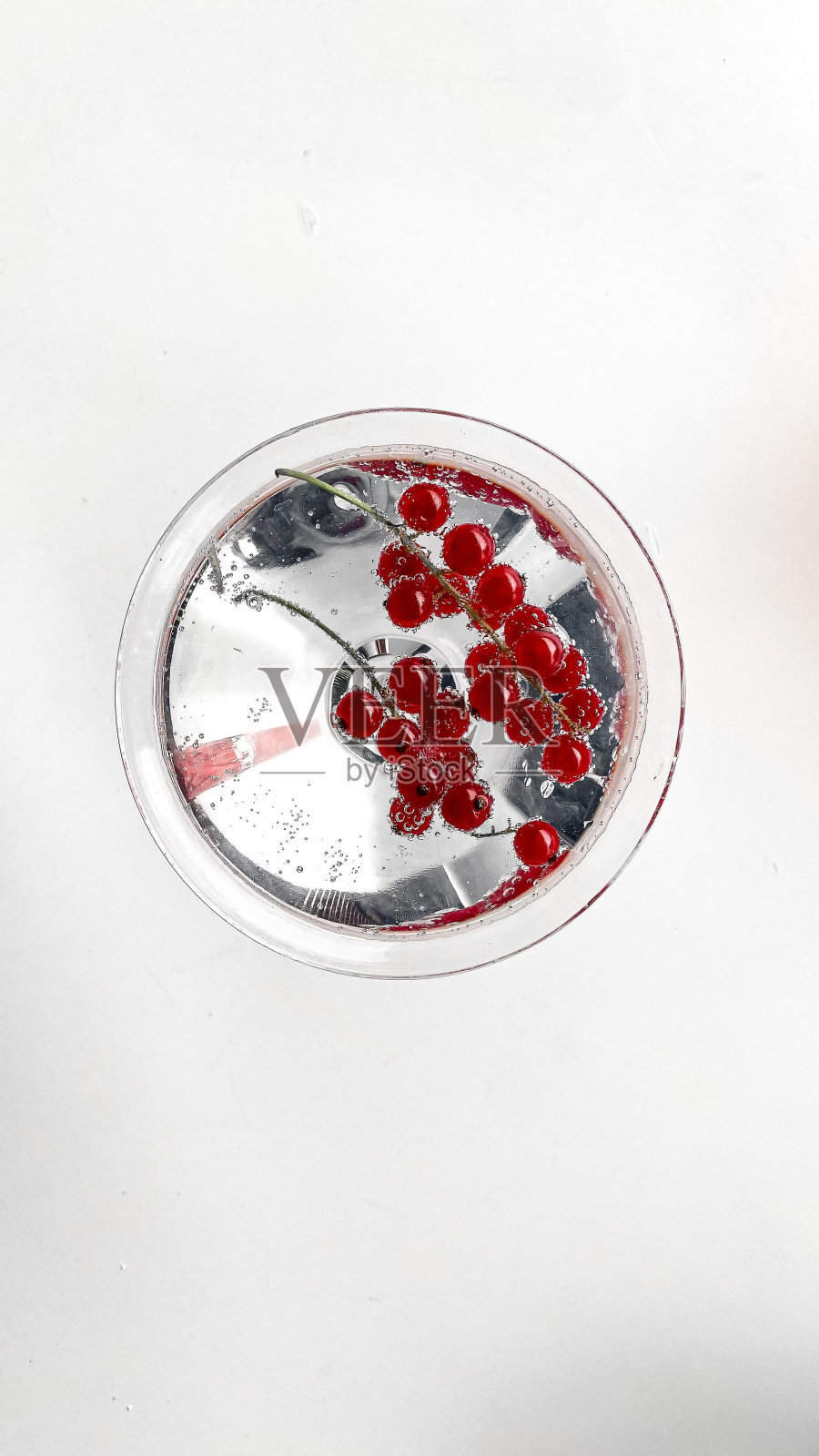 垂直顶视图红醋栗浆果在气泡水孤立在白色背景照片摄影图片