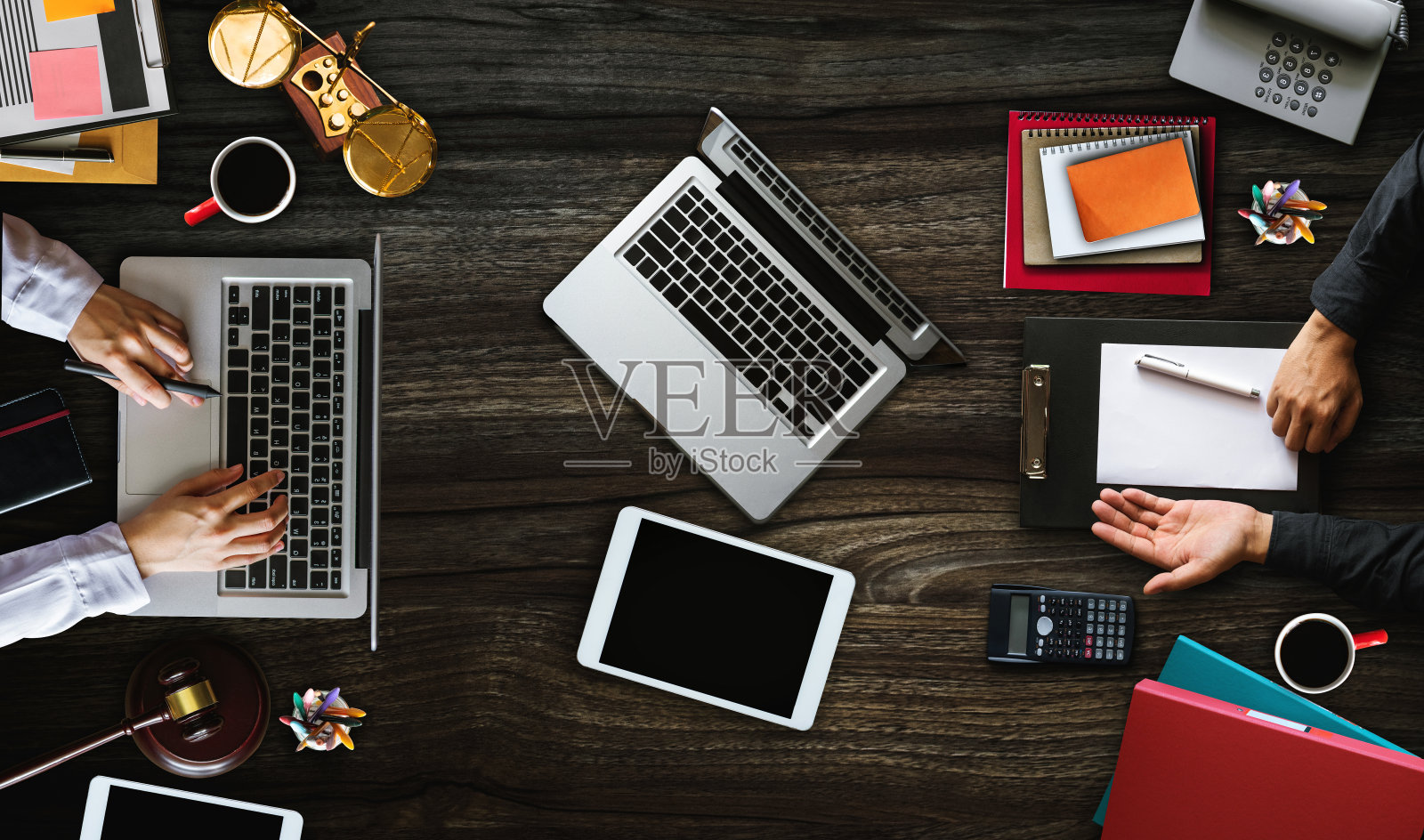 正义与法律观念。律师工作场所与笔记本电脑和文件与记事本，智能手机。俯视图照片摄影图片