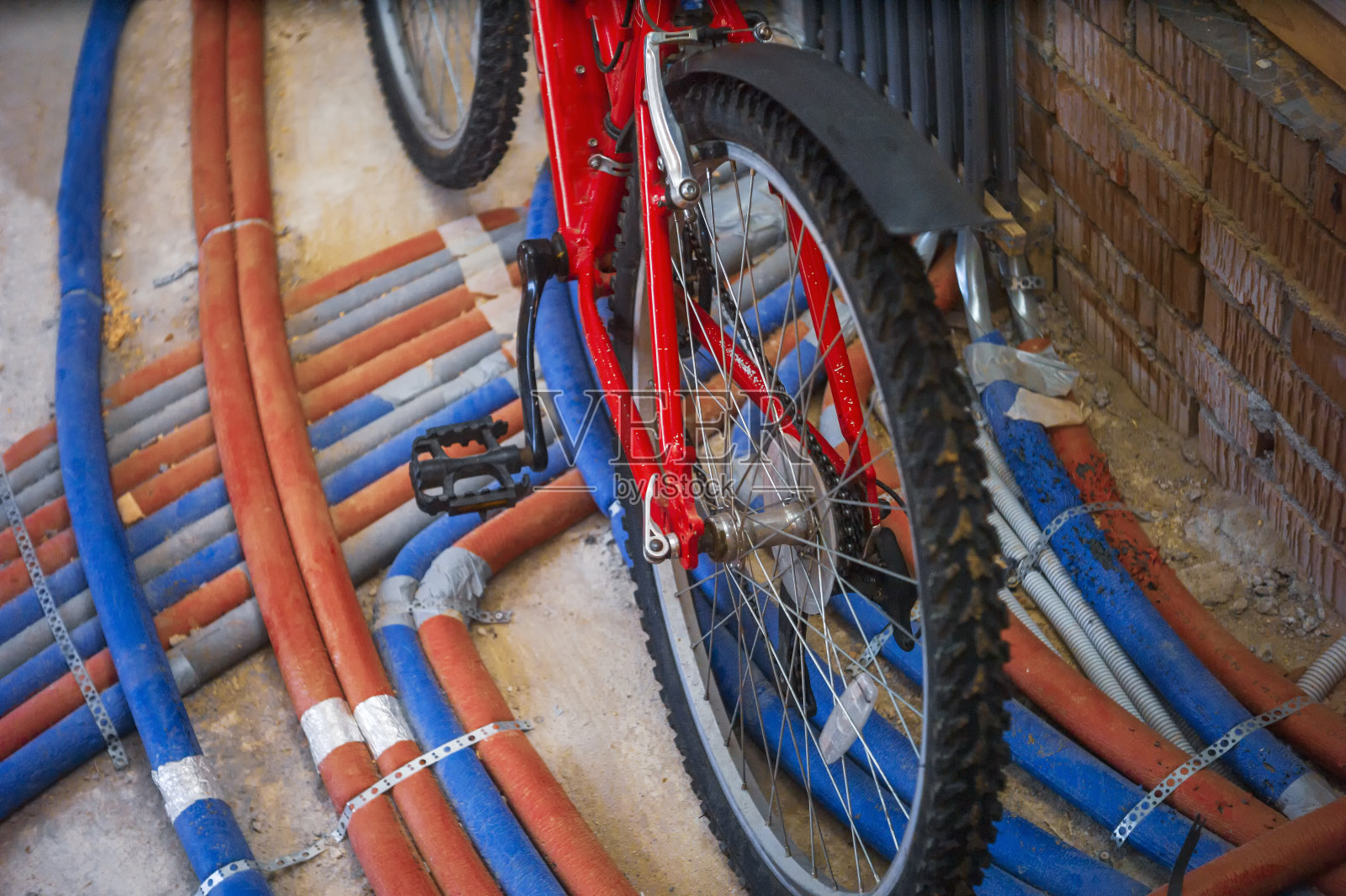 在锅炉房的自行车照片摄影图片