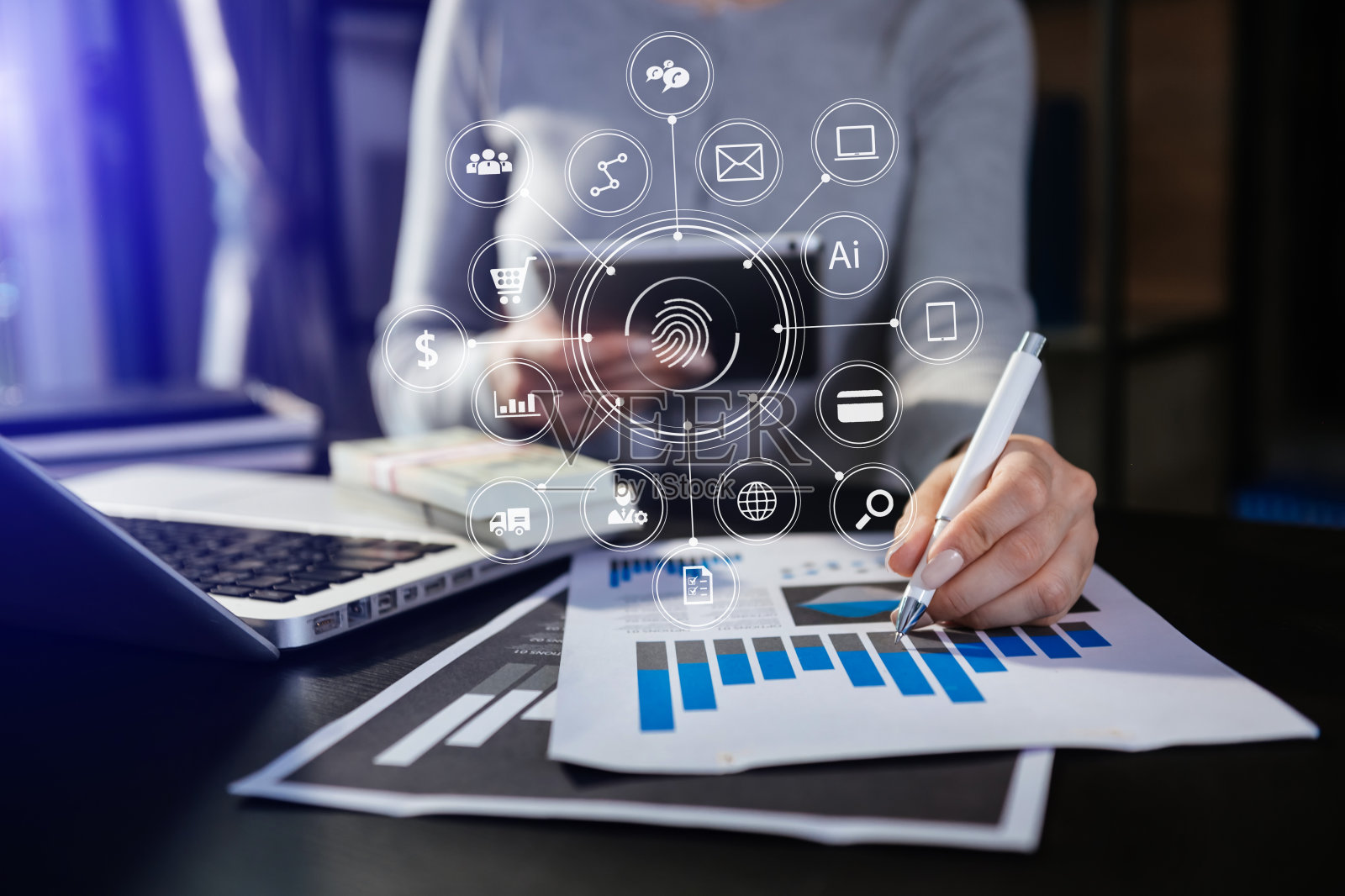 妇女的手在现代办公室使用手机与笔记本电脑和数字平板电脑与VR图标照片摄影图片