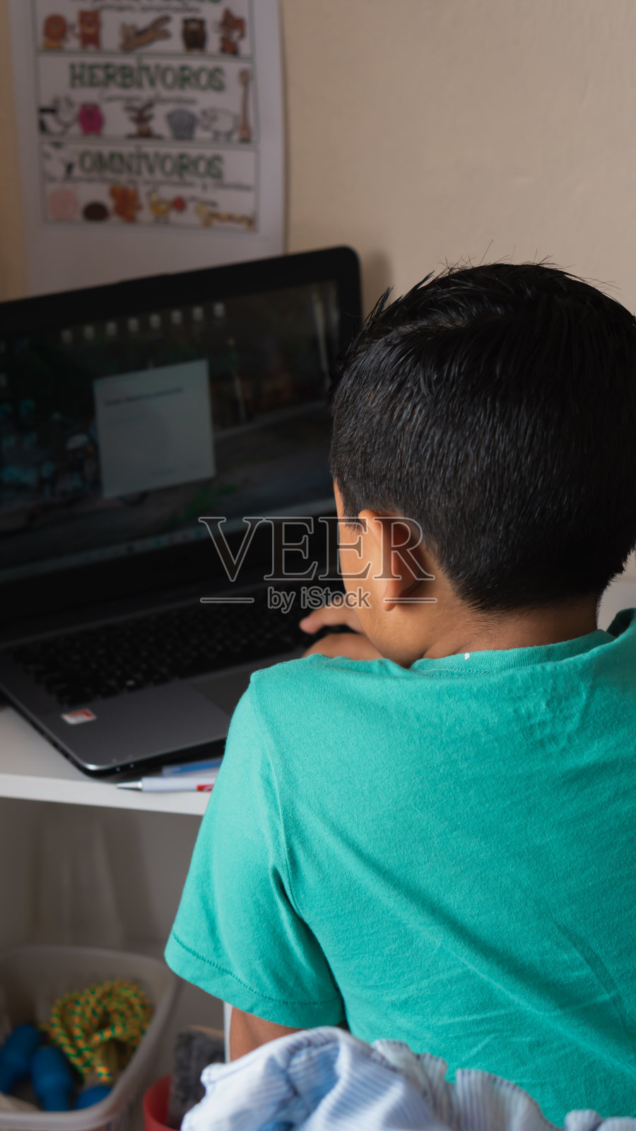 一个孩子接受虚拟课程的垂直高角度镜头照片摄影图片