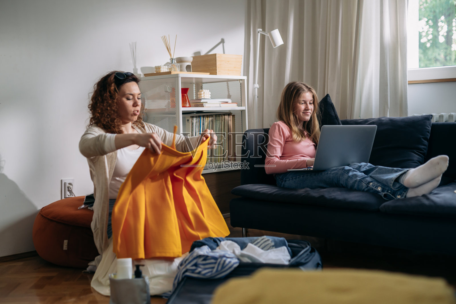 一个父母家庭正在为暑假收拾行李箱照片摄影图片