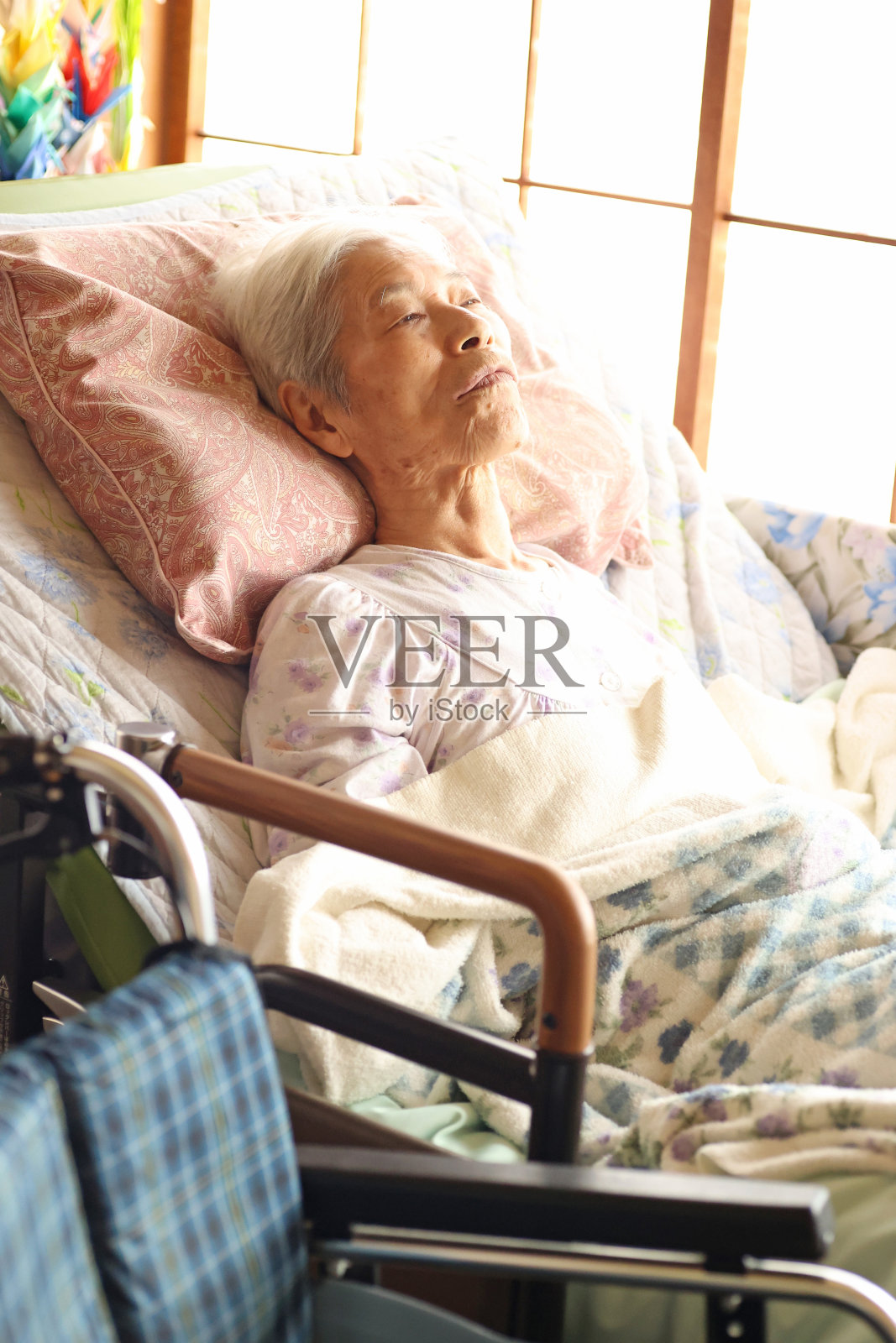 老年痴呆妇女躺在护理床上照片摄影图片