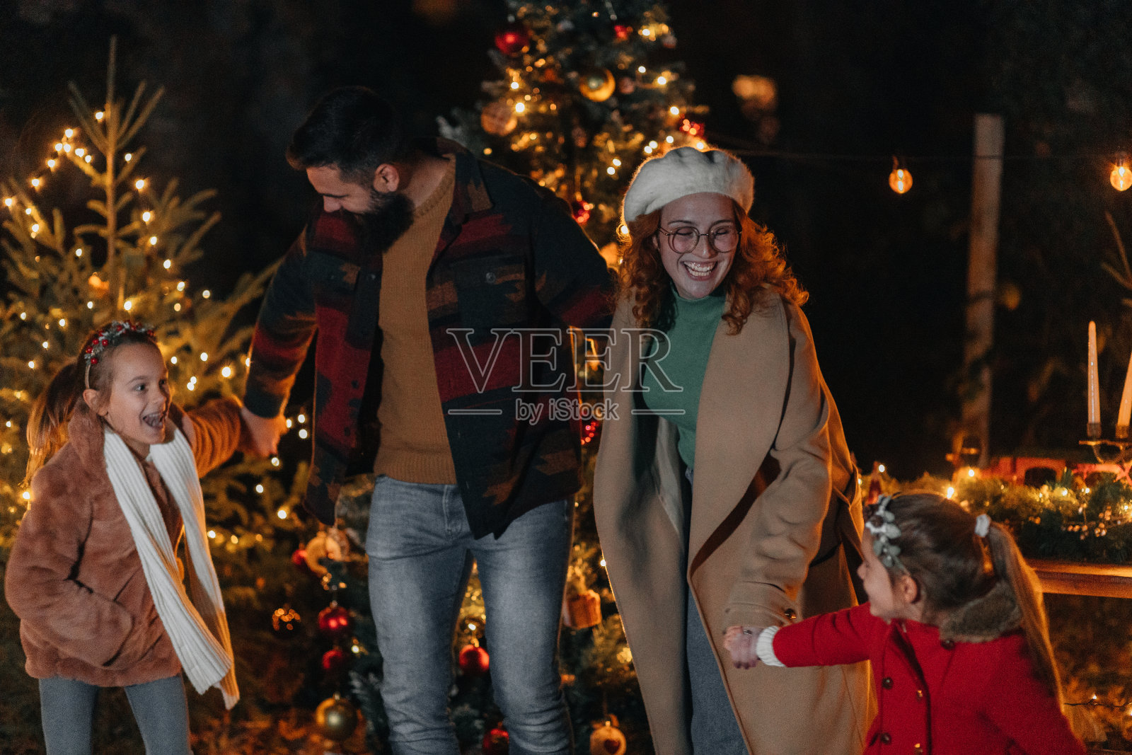 幸福的一家四口在平安夜玩得很开心照片摄影图片