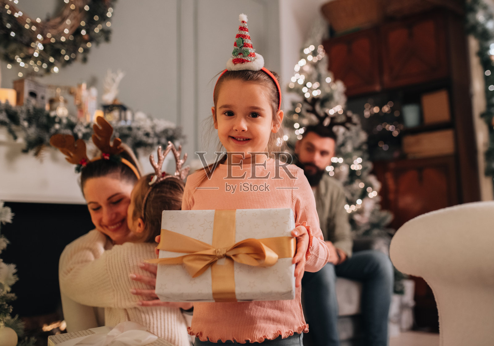 小女孩有一个完美可爱的家庭照片摄影图片