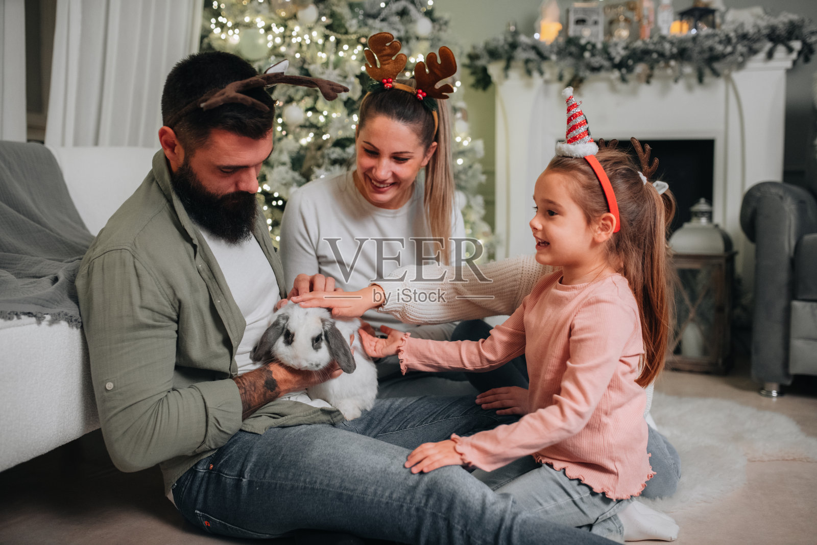 小女孩圣诞节得到了一只兔子照片摄影图片