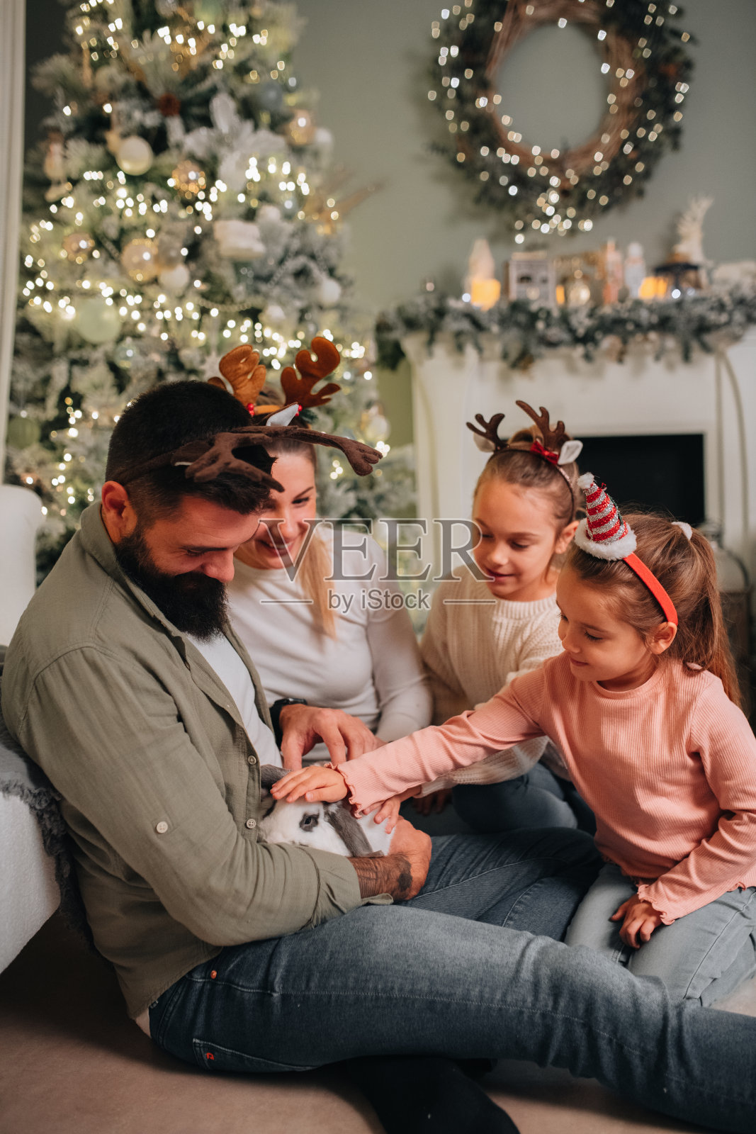 宠物兔子是送给小女孩的好礼物照片摄影图片