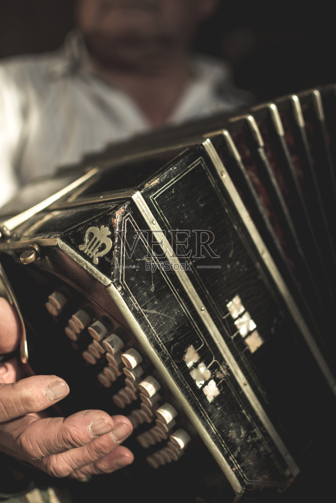 老年男性手玩bandoneon的特写照片摄影图片