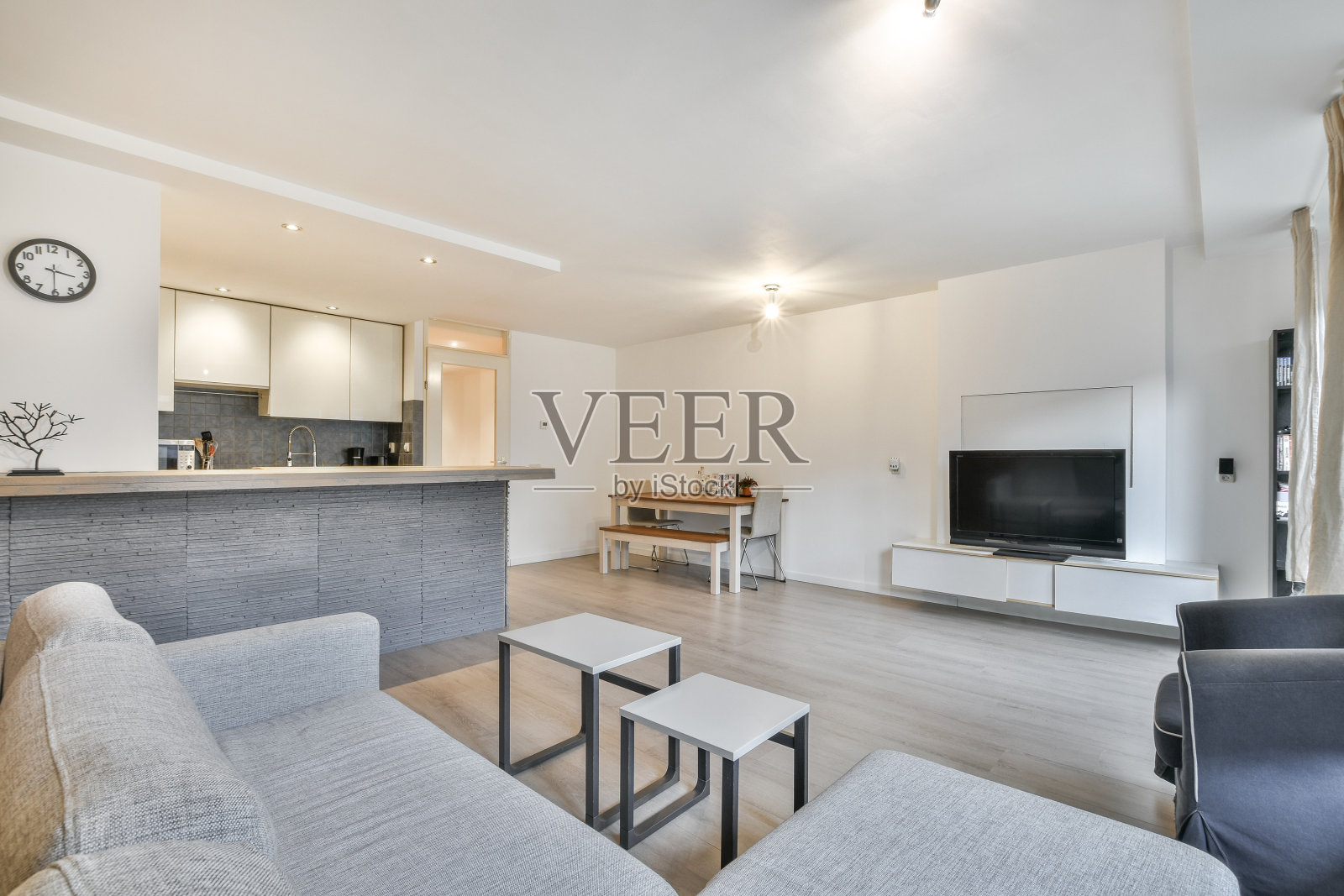 浅色的现代客厅与小厨房相结合照片摄影图片