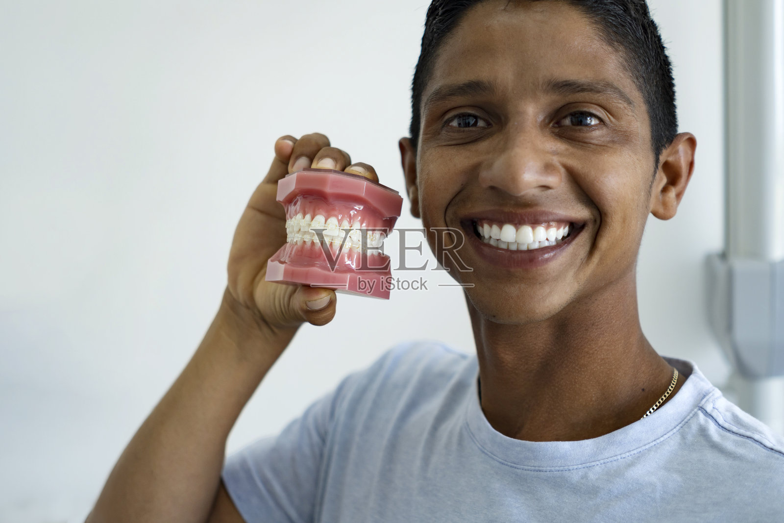 男子对牙齿矫正手术感到满意。照片摄影图片