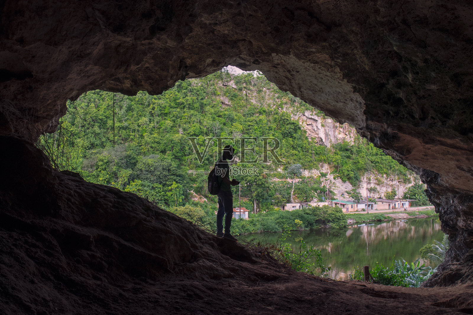 一个西班牙人的剪影与背包照片拍摄在一个洞穴在马坦萨斯市古巴照片摄影图片
