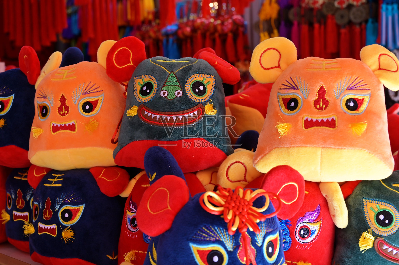 在中国新年集市上出售的印有老虎图案的彩色毛绒儿童帽照片摄影图片