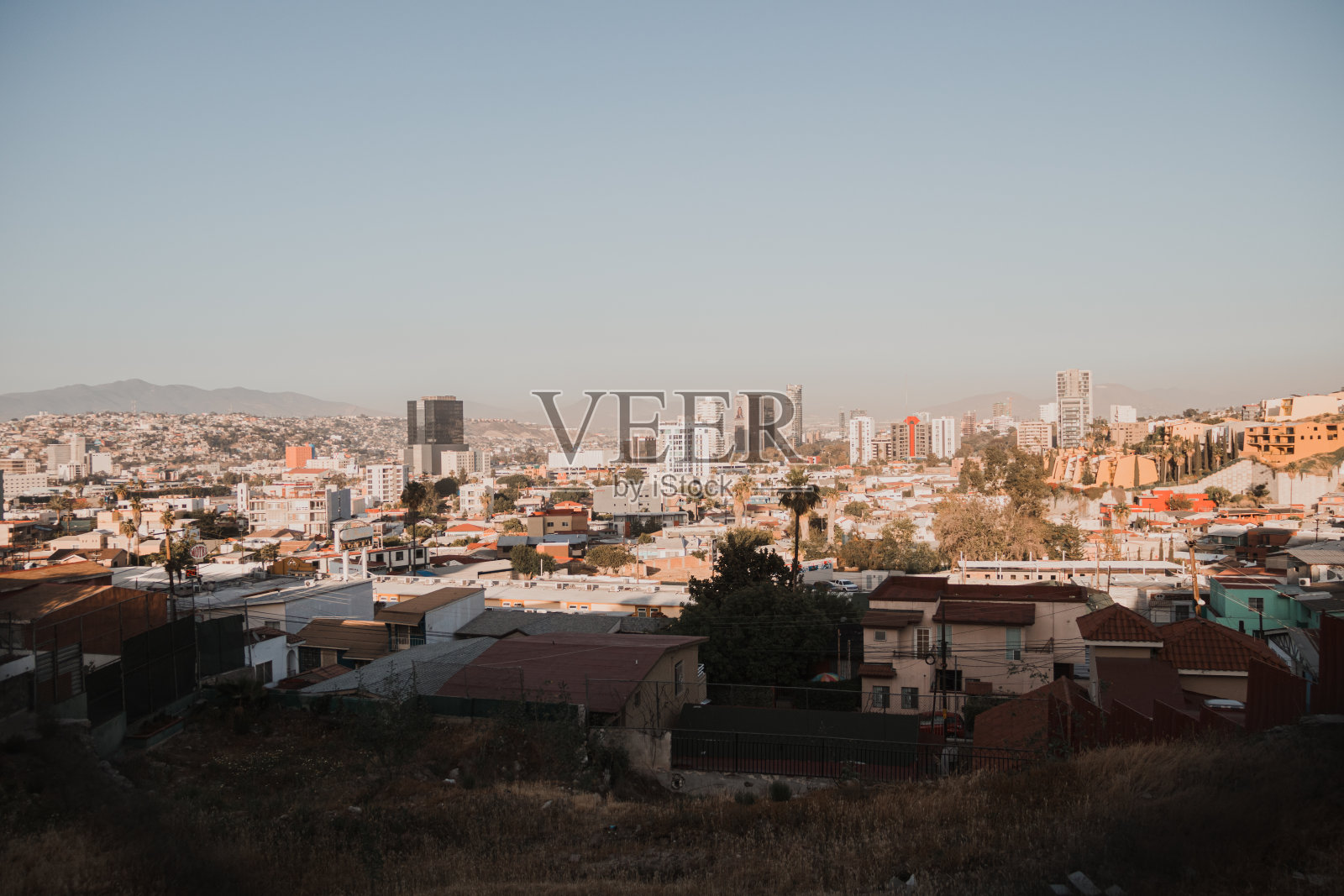 在阳光明媚的日子里，鸟瞰提华纳美丽的城市景观照片摄影图片