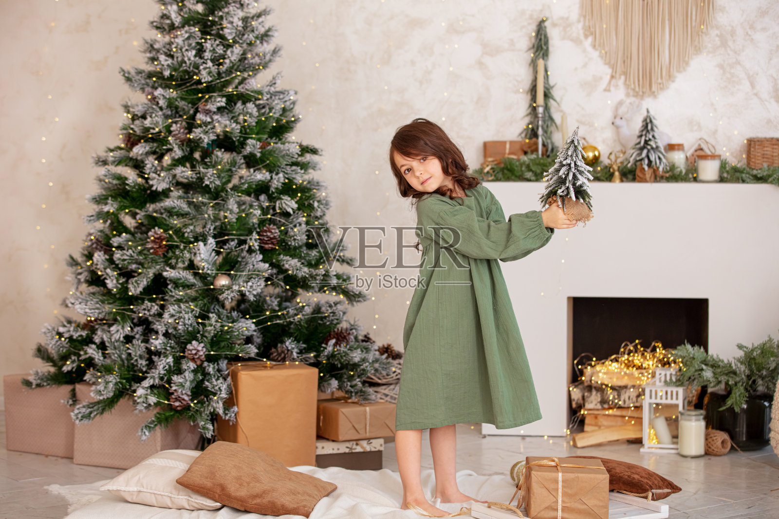 可爱，美丽的小女孩在圣诞装饰圣诞树的背景。照片摄影图片