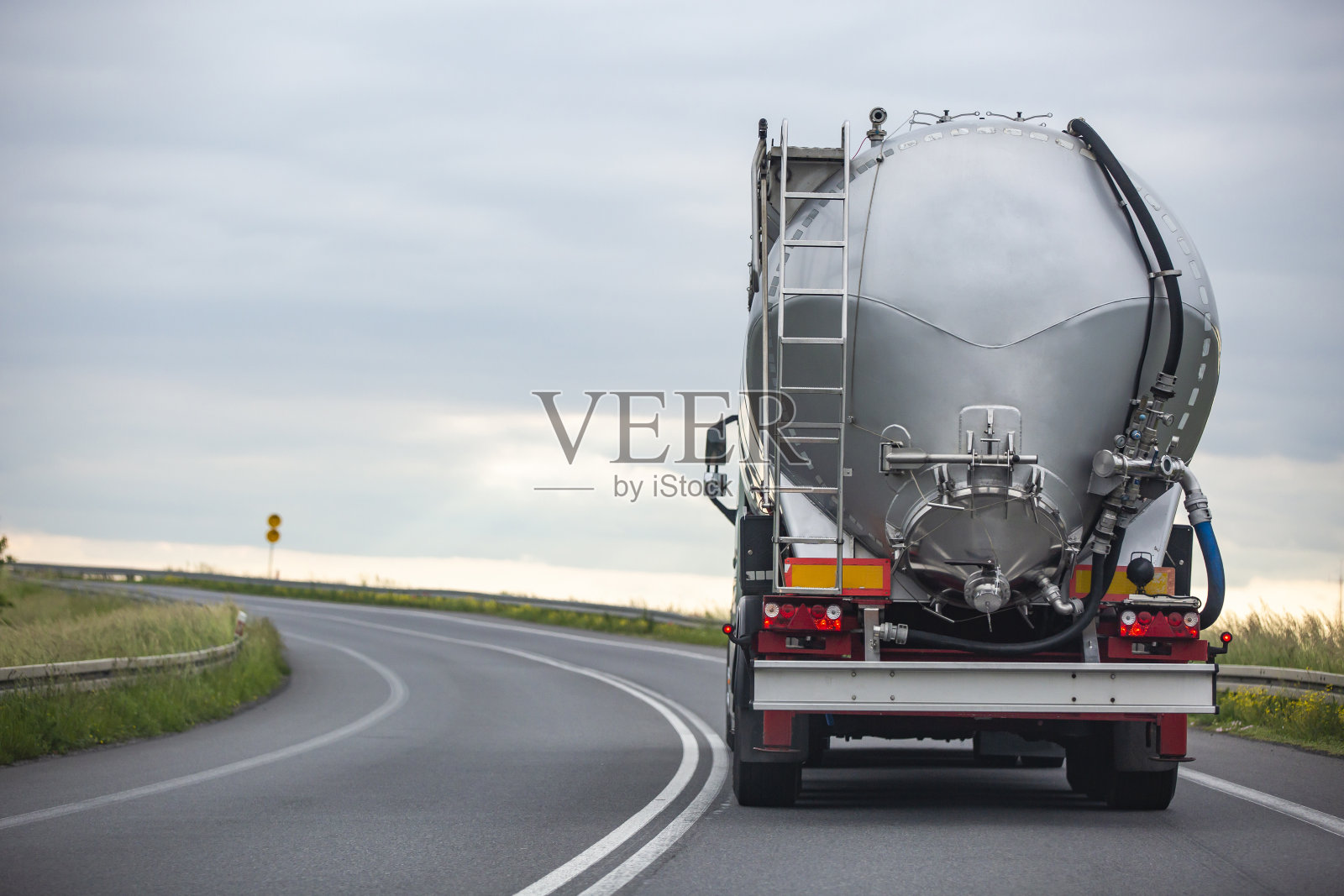 高速公路上带油罐拖车的长货车。照片摄影图片