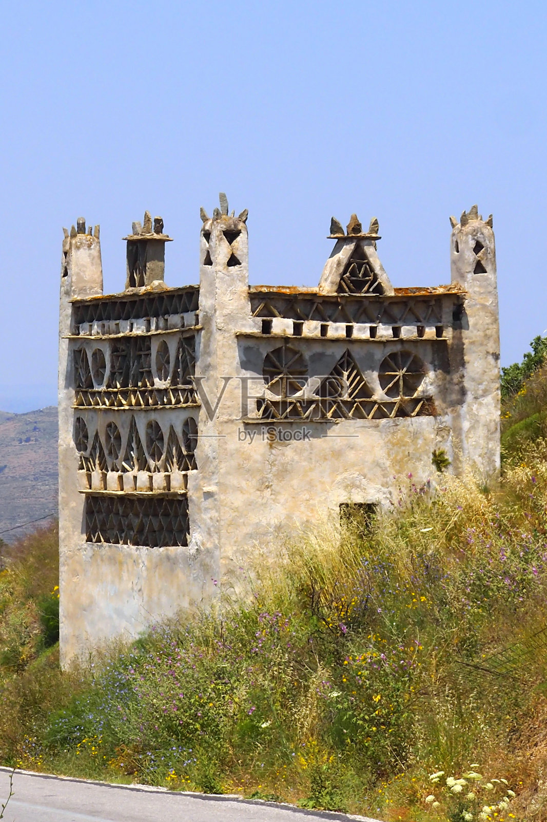 蒂诺斯岛位于爱琴海中心的基克拉迪群岛，岛上有许多鸽舍，分布在各种各样的风景中。这些鸽舍是当地建筑的特色照片摄影图片