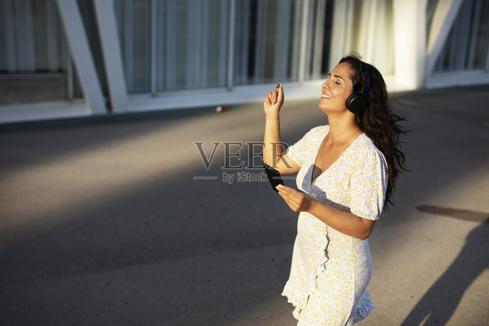 快乐的女人在听音乐。照片摄影图片