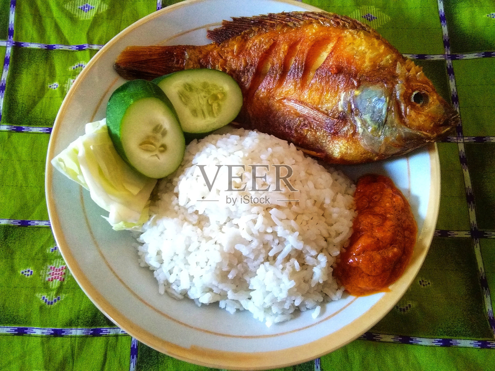 炸鱼和白米饭照片摄影图片