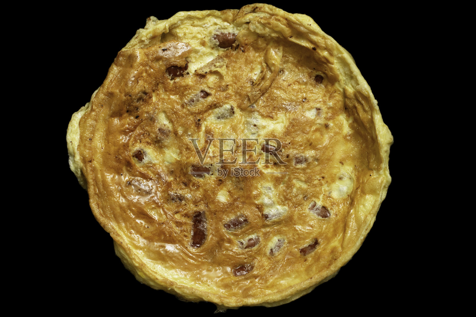 圆形煎蛋卷配香肠，黑色背景，照片摄影图片