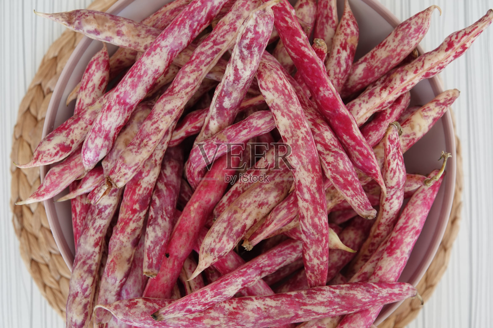 塑料碗里有红色斑点的十月豆，中间，照片摄影图片